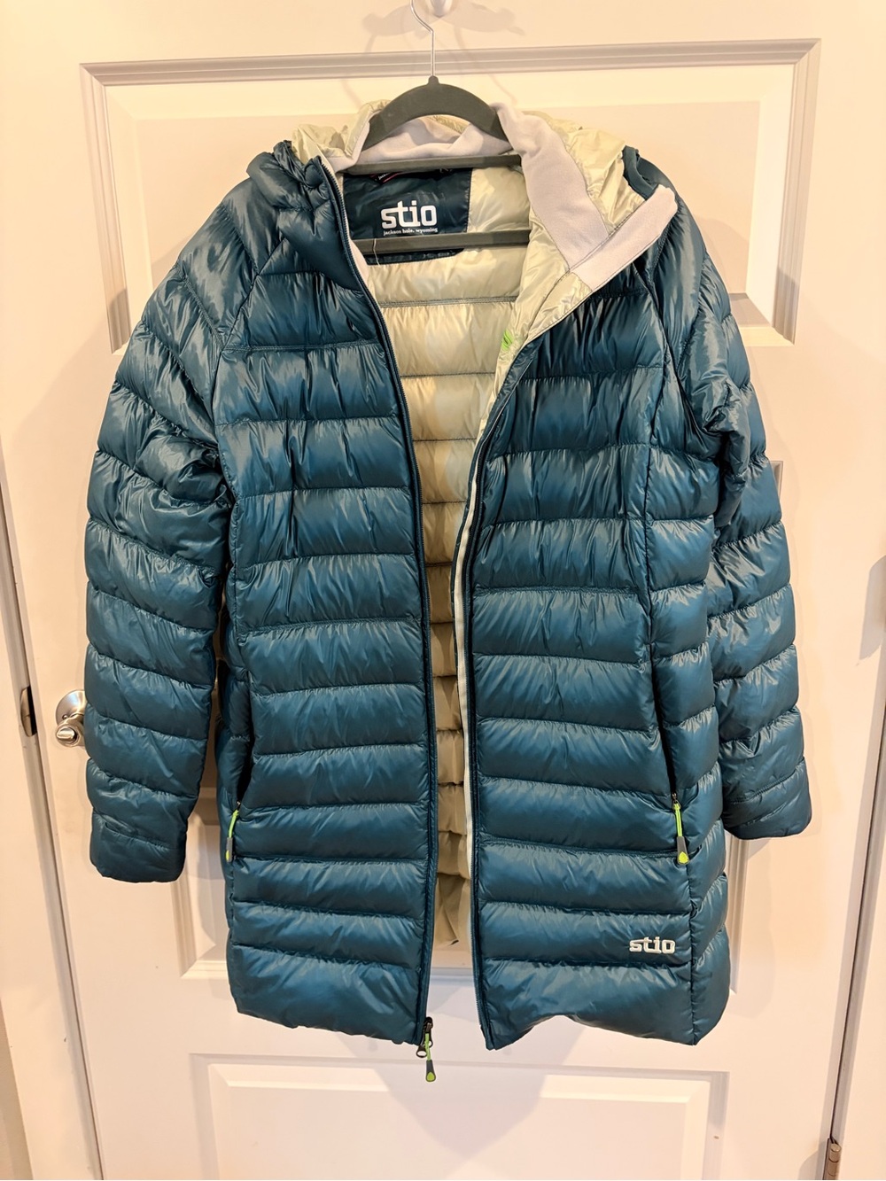 Stio Women’s Hometown Down Parka in Hillside Spruce Medium